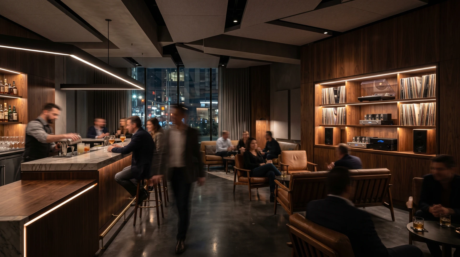 Banco bar e tavoli raccolti, con musica e rivestimenti in legno.