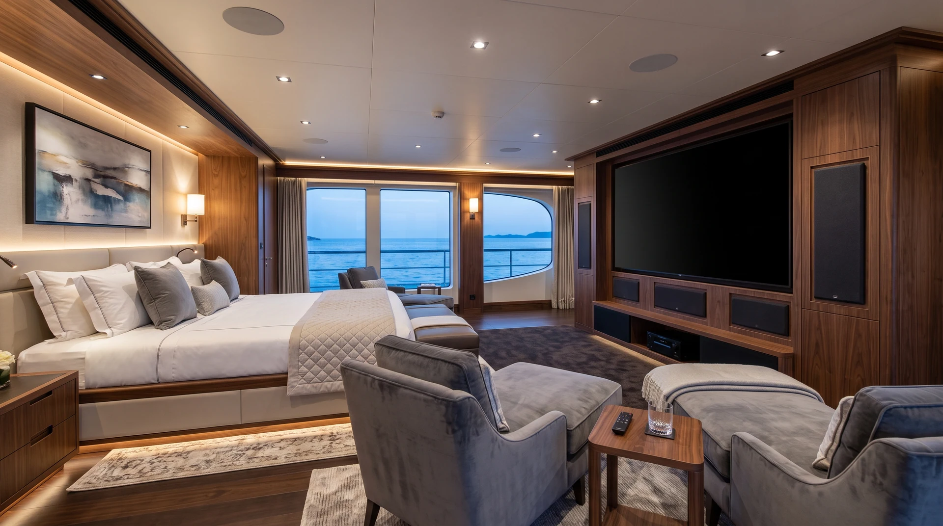 Cabina con letto, sedute e schermo coordinati alle finiture di bordo.