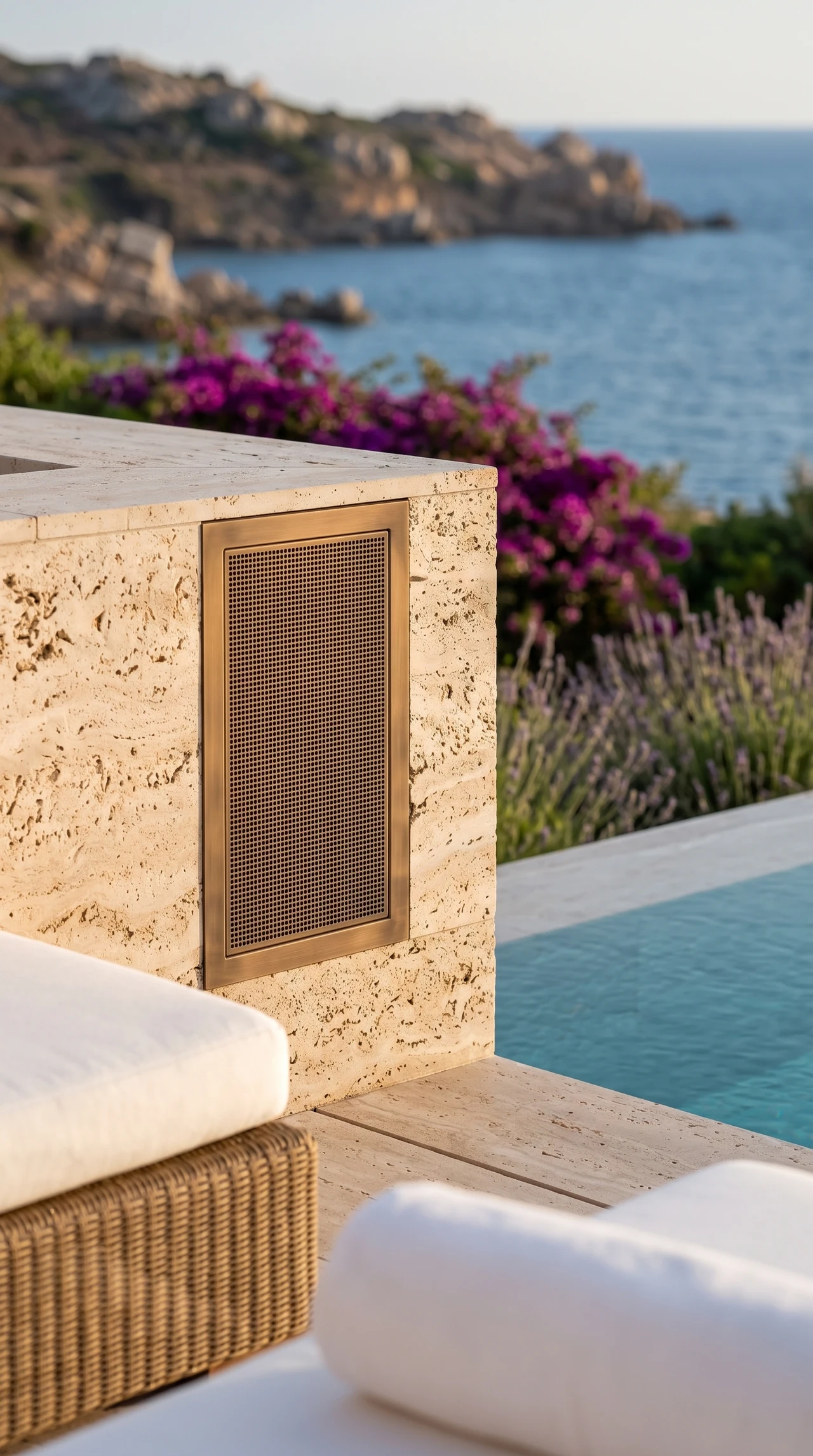 Il diffusore integrato nel muretto in pietra accanto alla piscina.