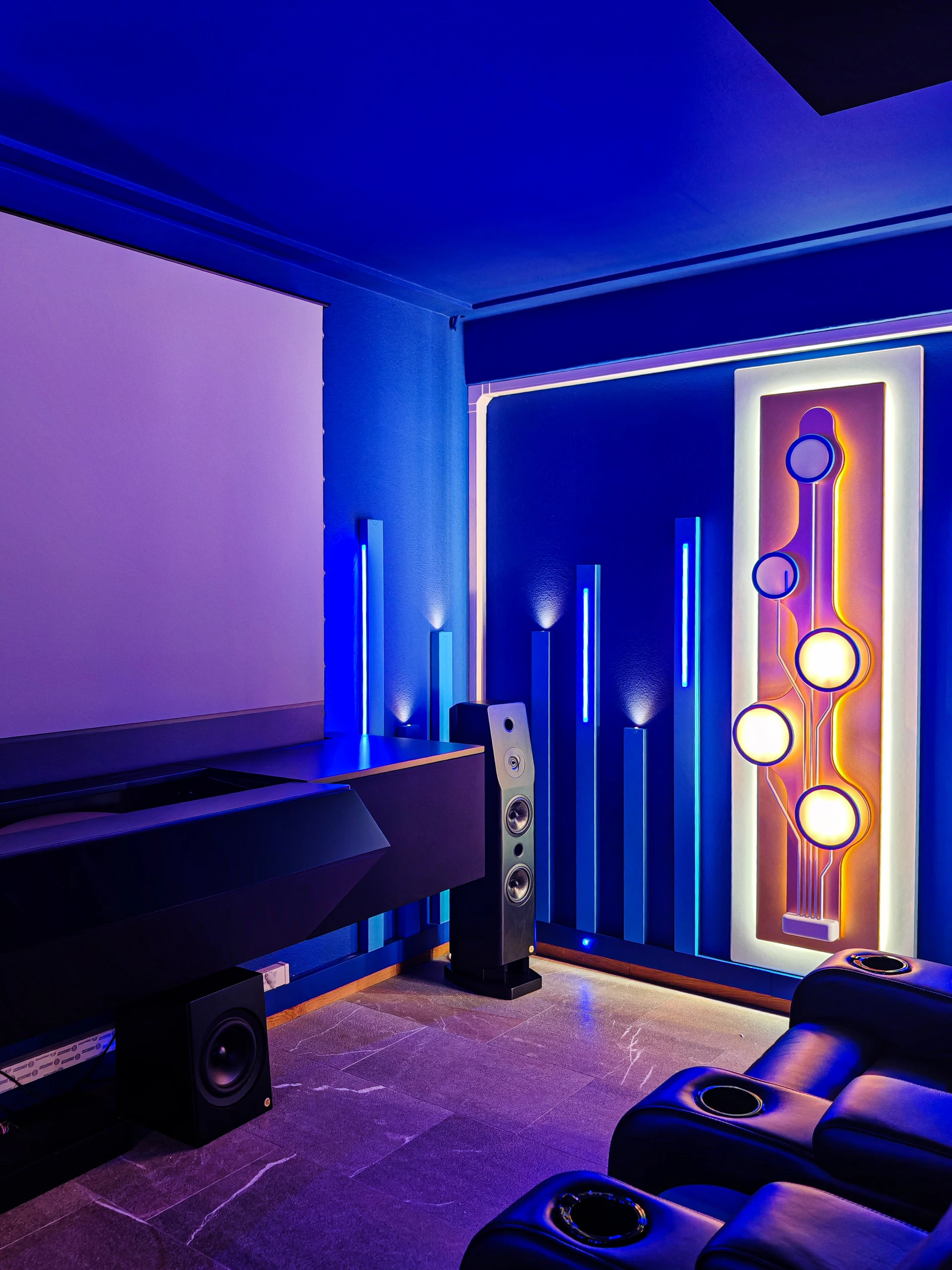 Sala cinema privata sul Lago d’Orta — Mobile, audio e sedute Fronte laterale della sala del Lago d’Orta, con mobile cinema, diffusore a torre e poltrone.