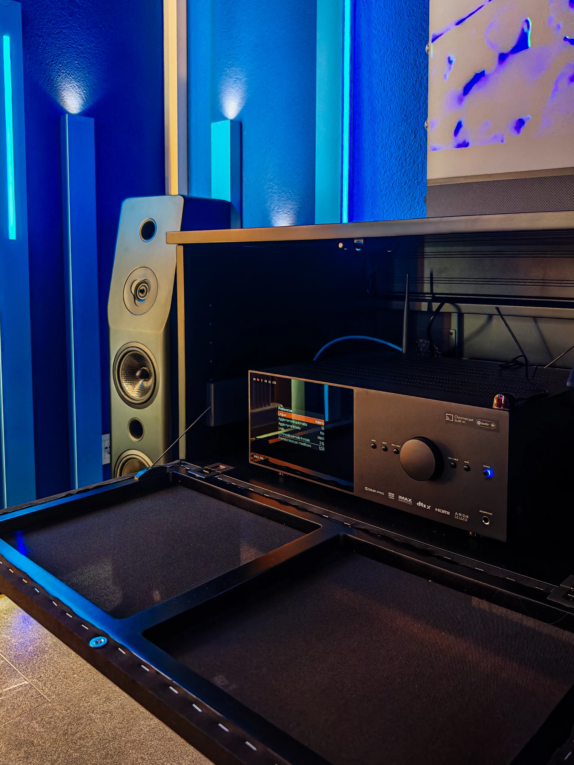 Sala cinema privata sul Lago d’Orta — Vano elettroniche aperto Vano del mobile cinema sul Lago d’Orta aperto, con sintoamplificatore Anthem e cablaggi accessibili.