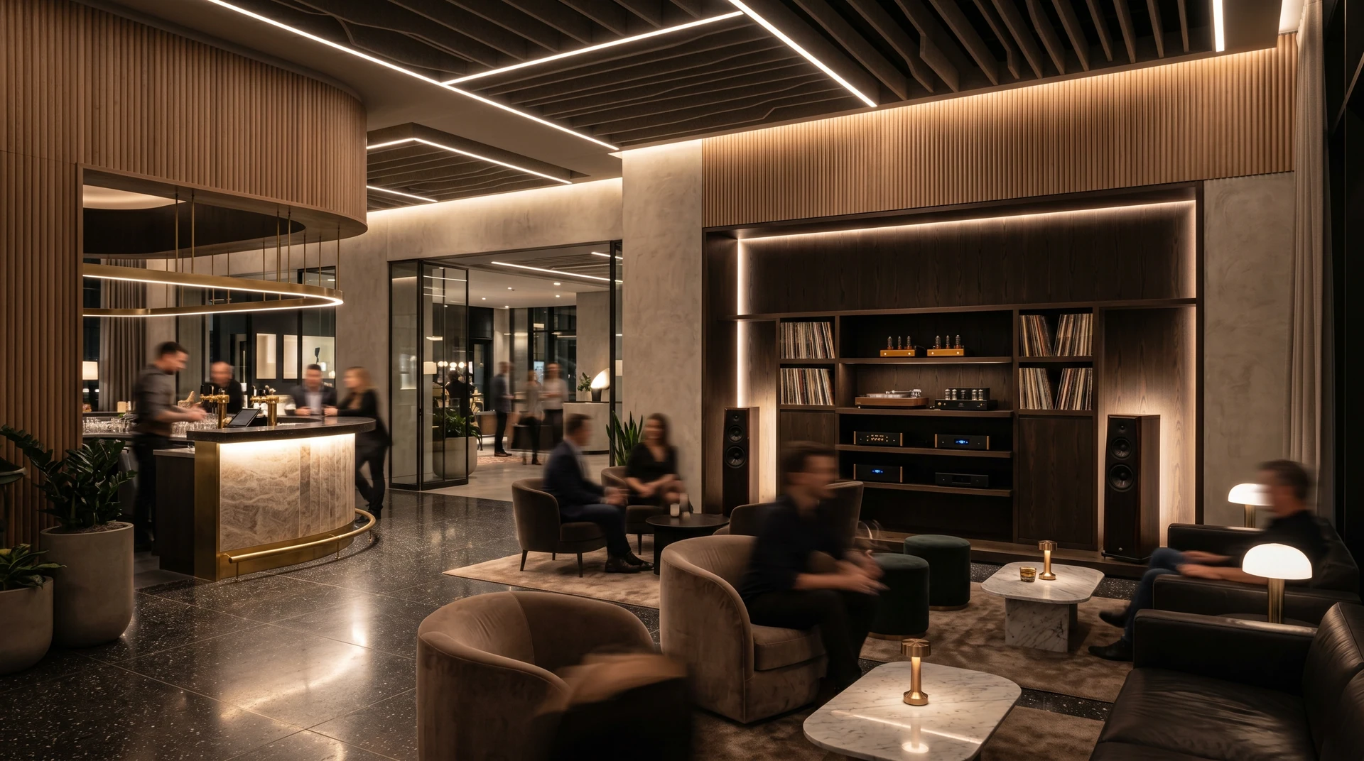 Lounge bar con divani, ospiti seduti e impianto Hi-Fi inserito nella libreria in legno.