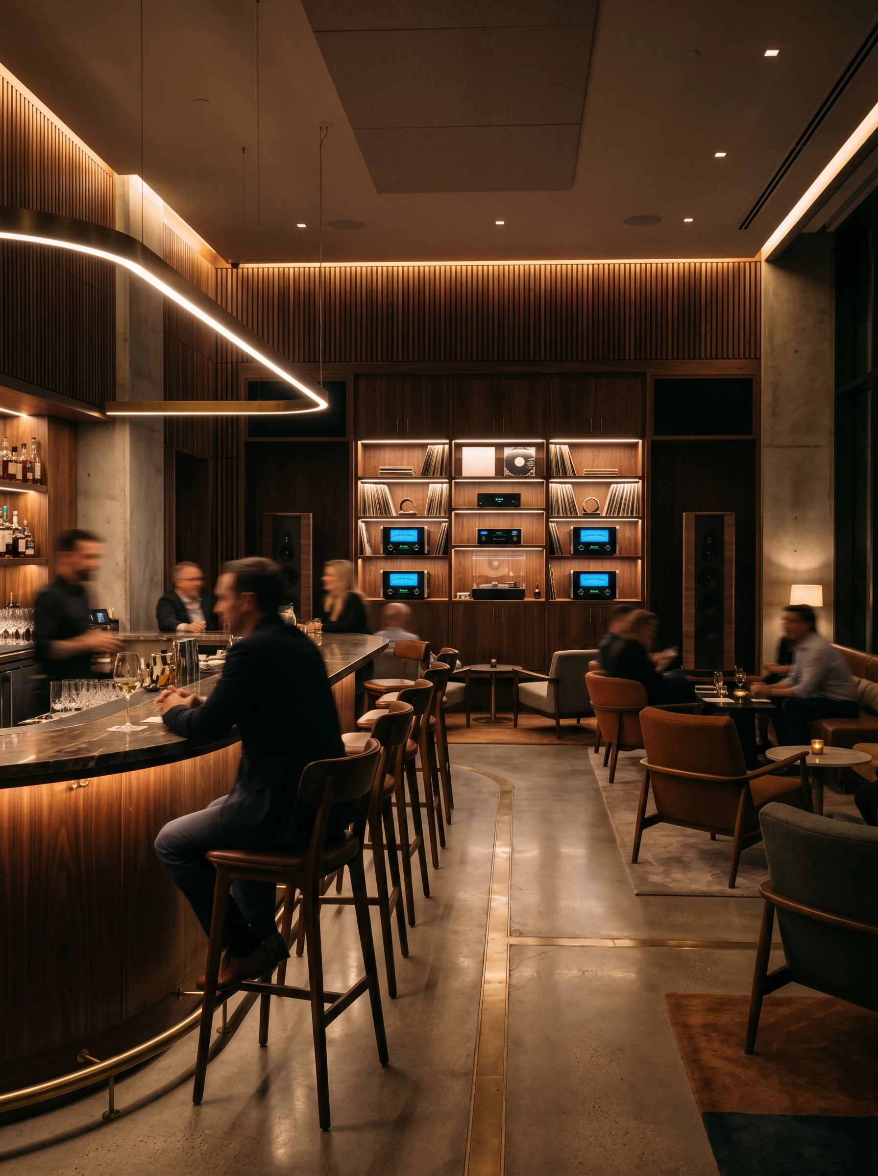 Listening bar con banco curvo, sgabelli e sistema Hi-Fi tra dischi e scaffali in legno.