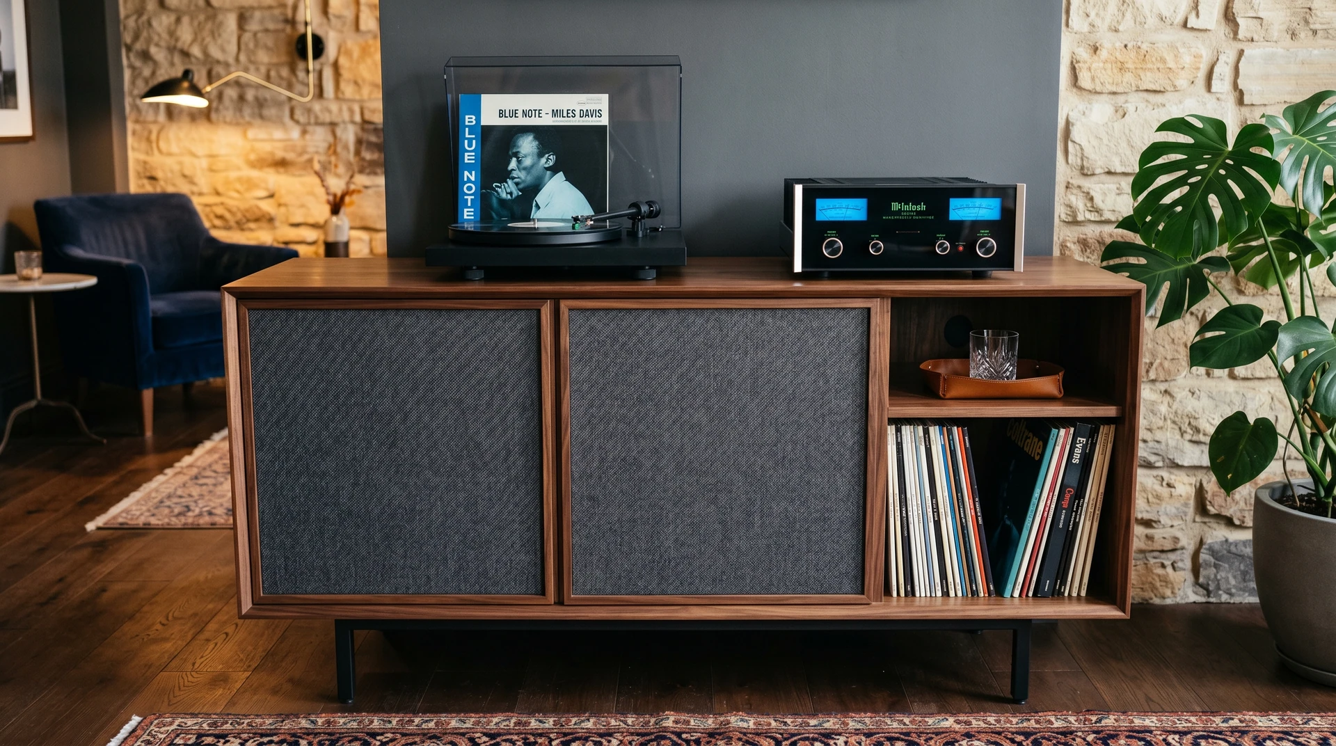 Mobile audio in legno con frontali tessili, giradischi e spazio per i vinili.