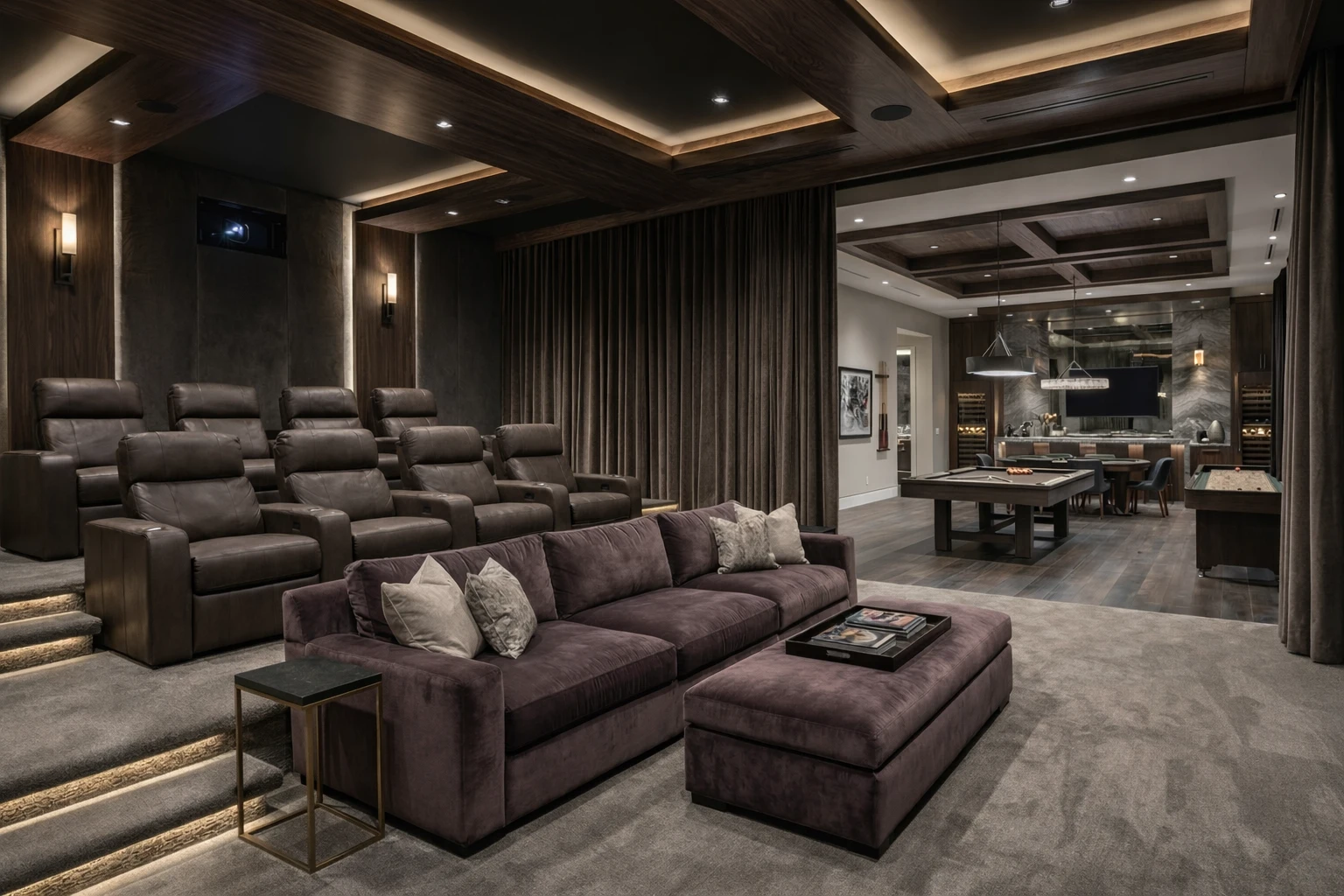 Sala cinema a Nizza — Lounge e area giochi Sala cinema di Nizza con divano lounge, poltrone su pedana e area giochi sul fondo.