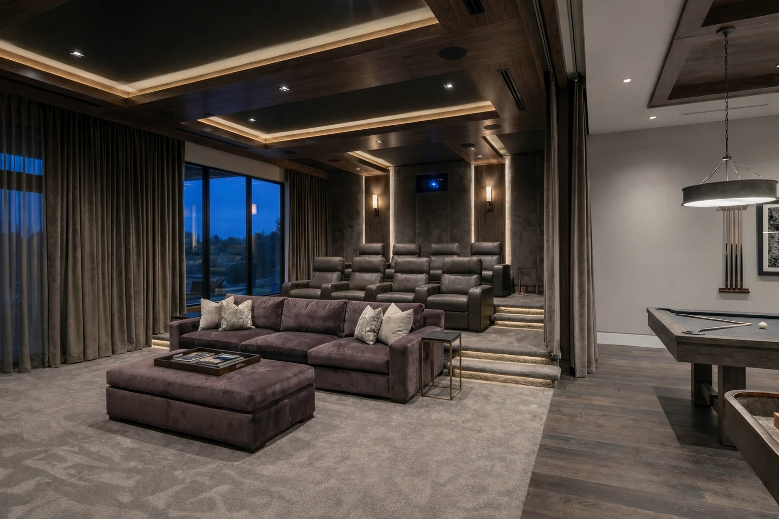 Sala di Nizza con divano lounge, poltrone su pedana e tavolo da biliardo accanto alle finestre.