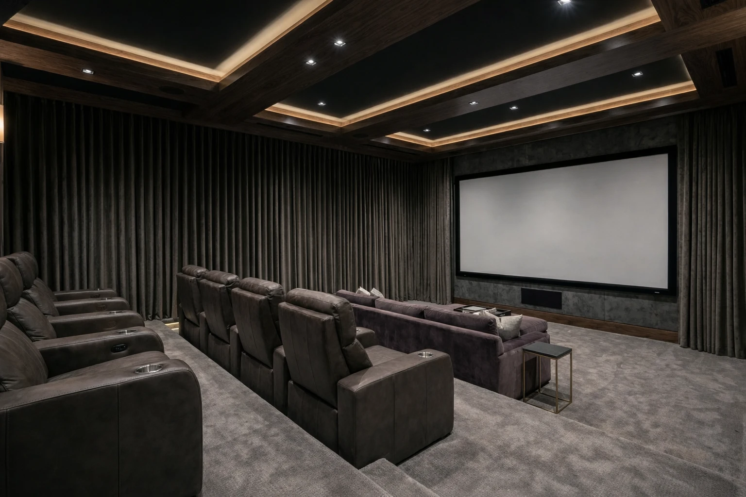 Vista dalle poltrone verso lo schermo della sala cinema di Nizza, con tende e soffitto in legno.