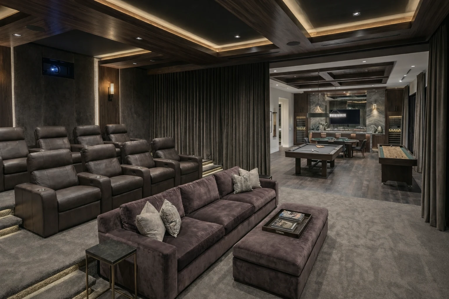 Sala di Nizza con poltrone su pedana, divano lounge e tavolo da biliardo sul fondo.