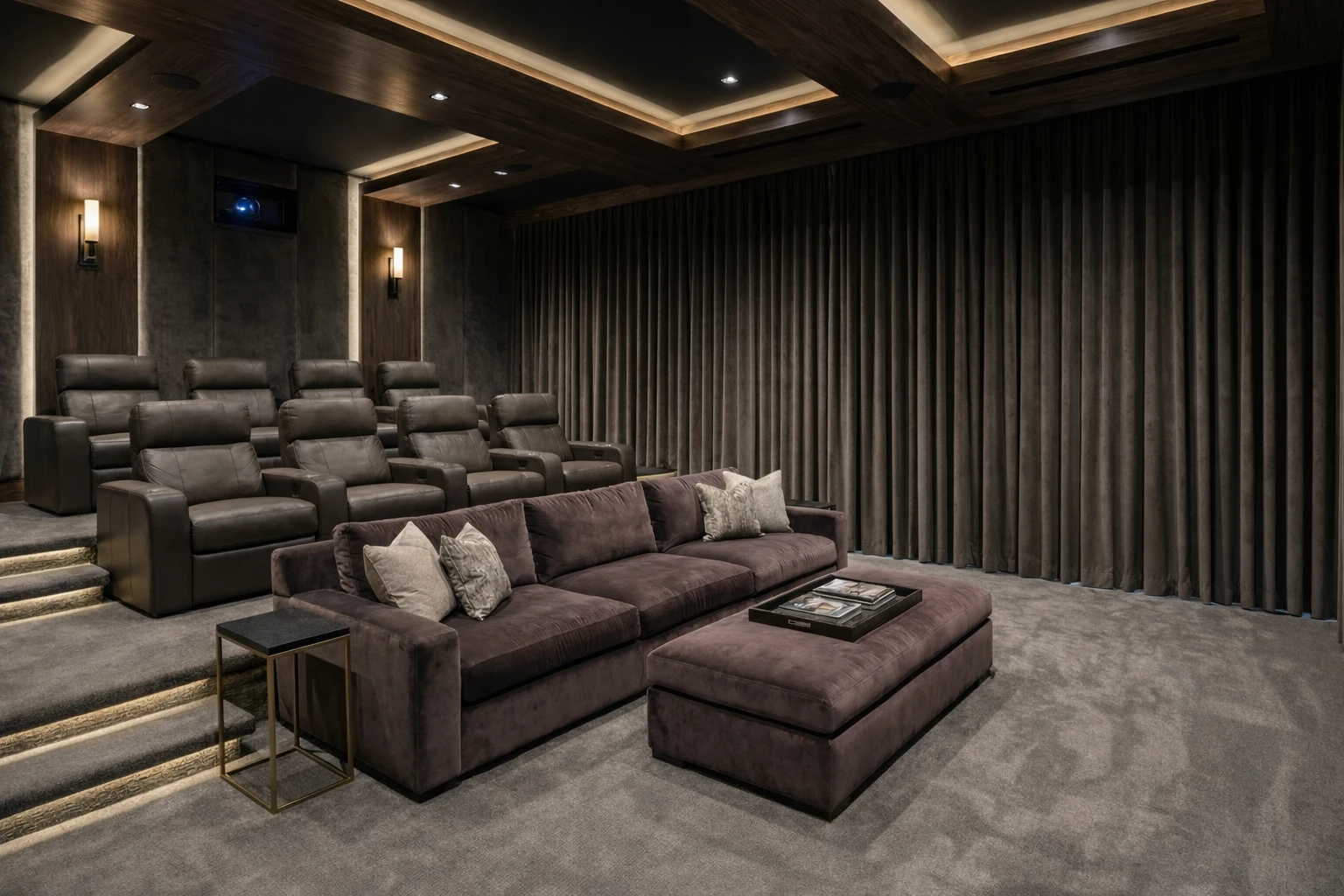 Divano lounge e file di poltrone nella sala di Nizza, con pedana e luce integrata.