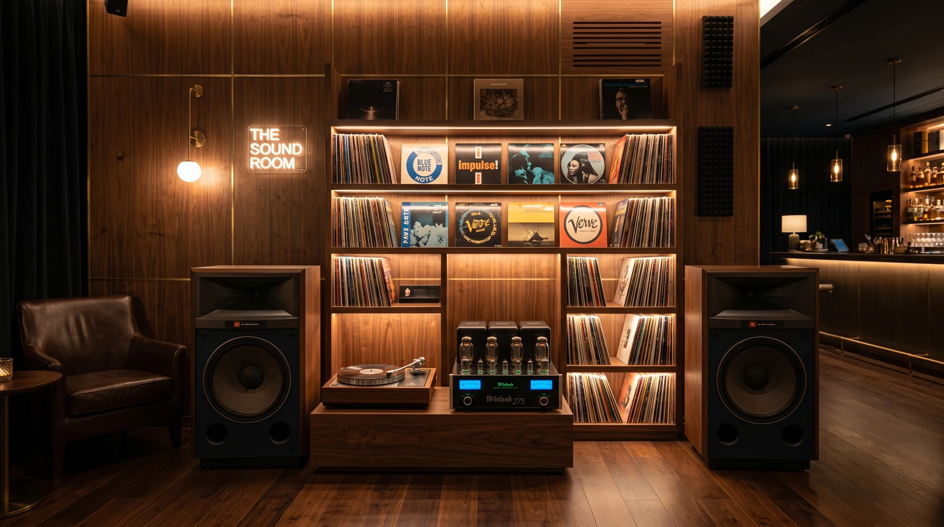 Parete musicale con vinili, due diffusori e luce nelle nicchie in legno.
