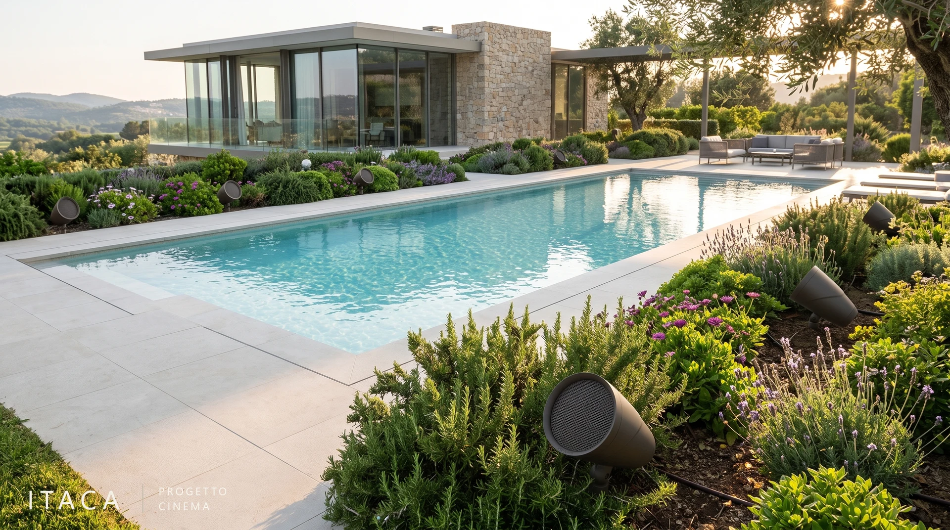 Diffusori con griglia circolare tra le aiuole di un giardino con piscina.
