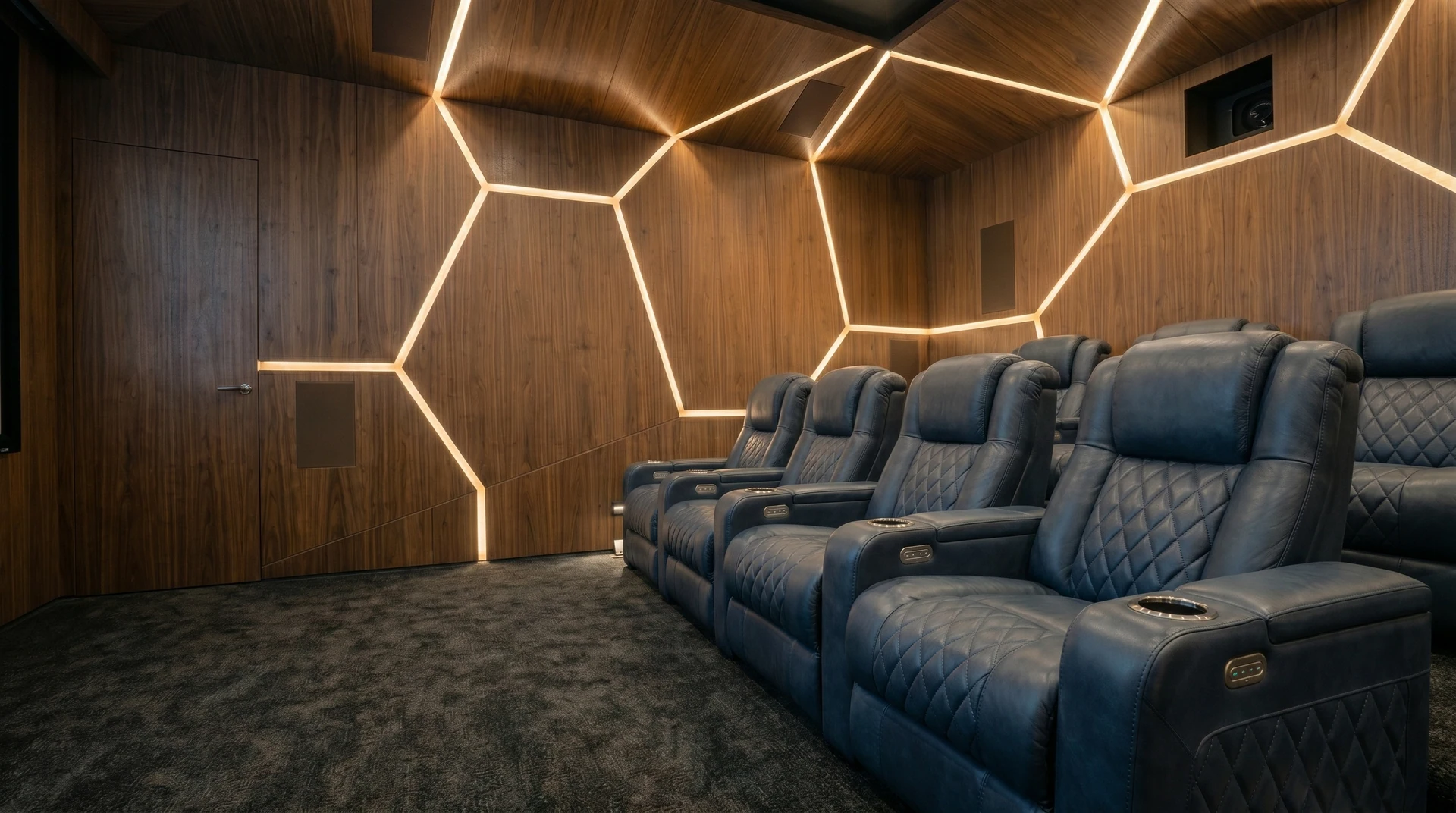 Poltrone reclinabili e tagli di luce nella boiserie geometrica.