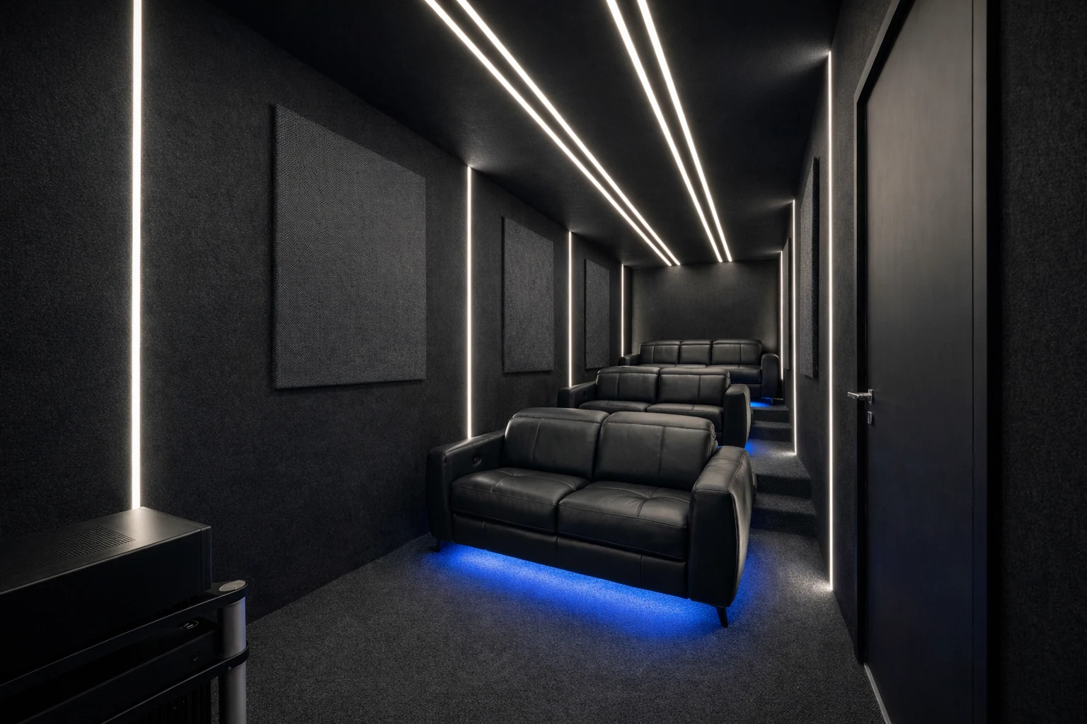 Sala scura con sedute su pedana e illuminazione lineare a soffitto.