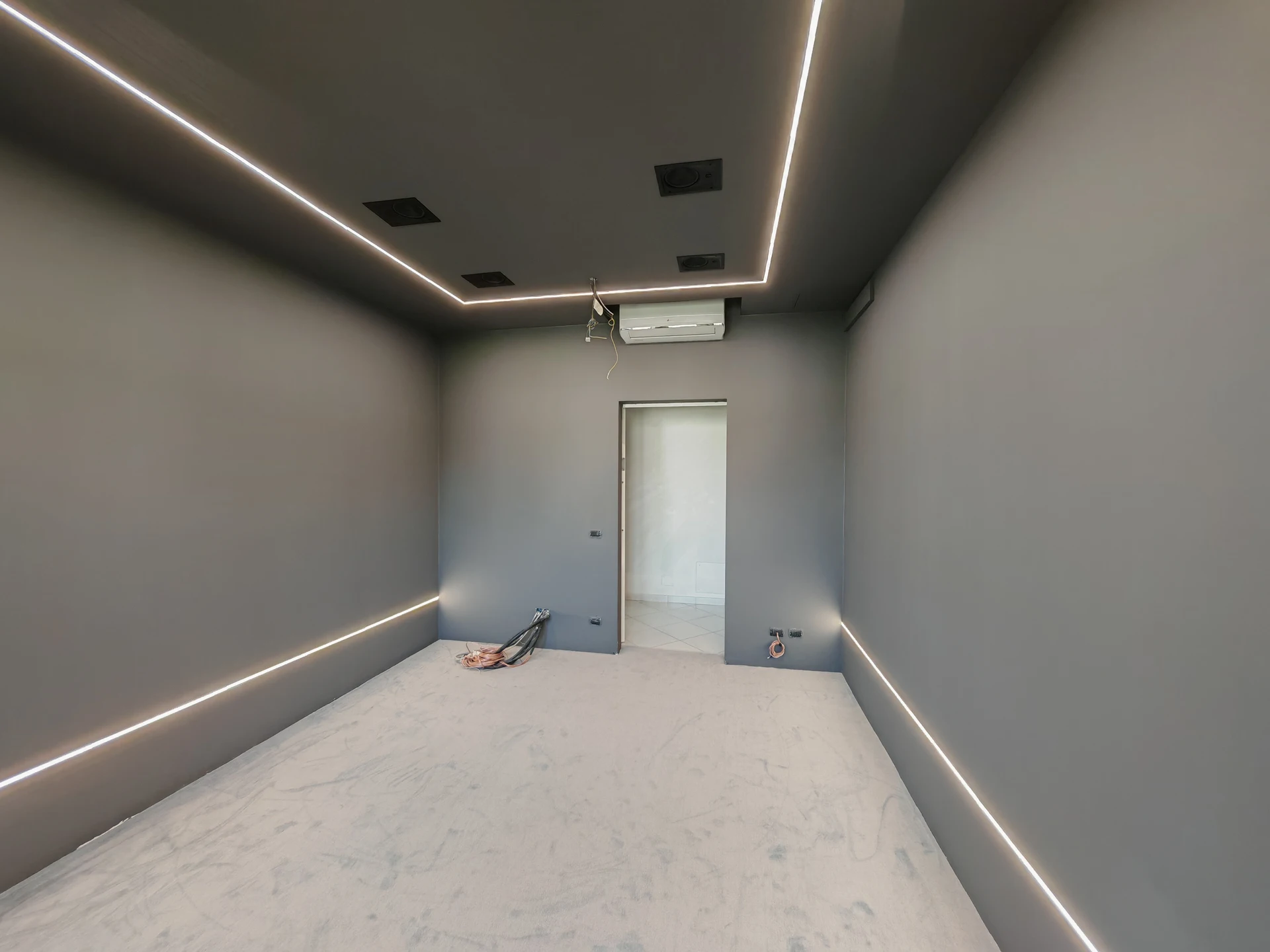 Sala cinema a Volpiano — Fase di lavorazione Fase di lavorazione: Sala di Volpiano durante le lavorazioni, con diffusori a soffitto, strip LED e cablaggi predisposti.