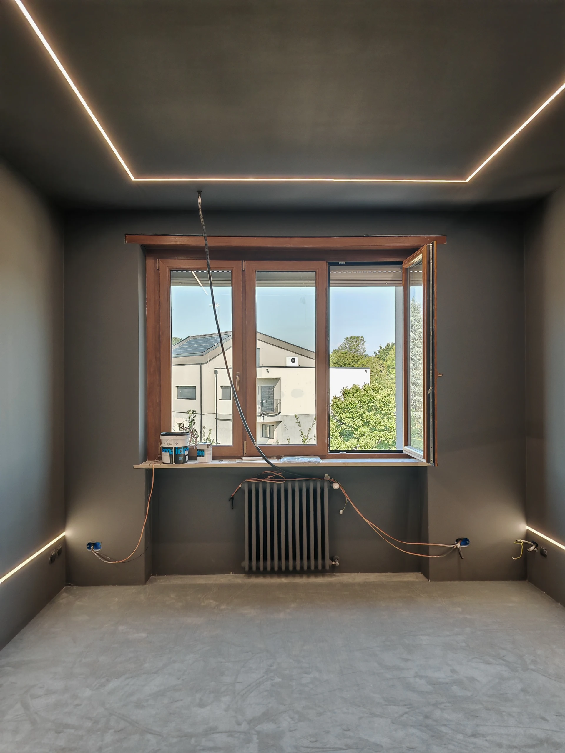 Fase di lavorazione: Sala di Volpiano durante le lavorazioni, vista verso la finestra con diffusori a soffitto e cablaggi predisposti.