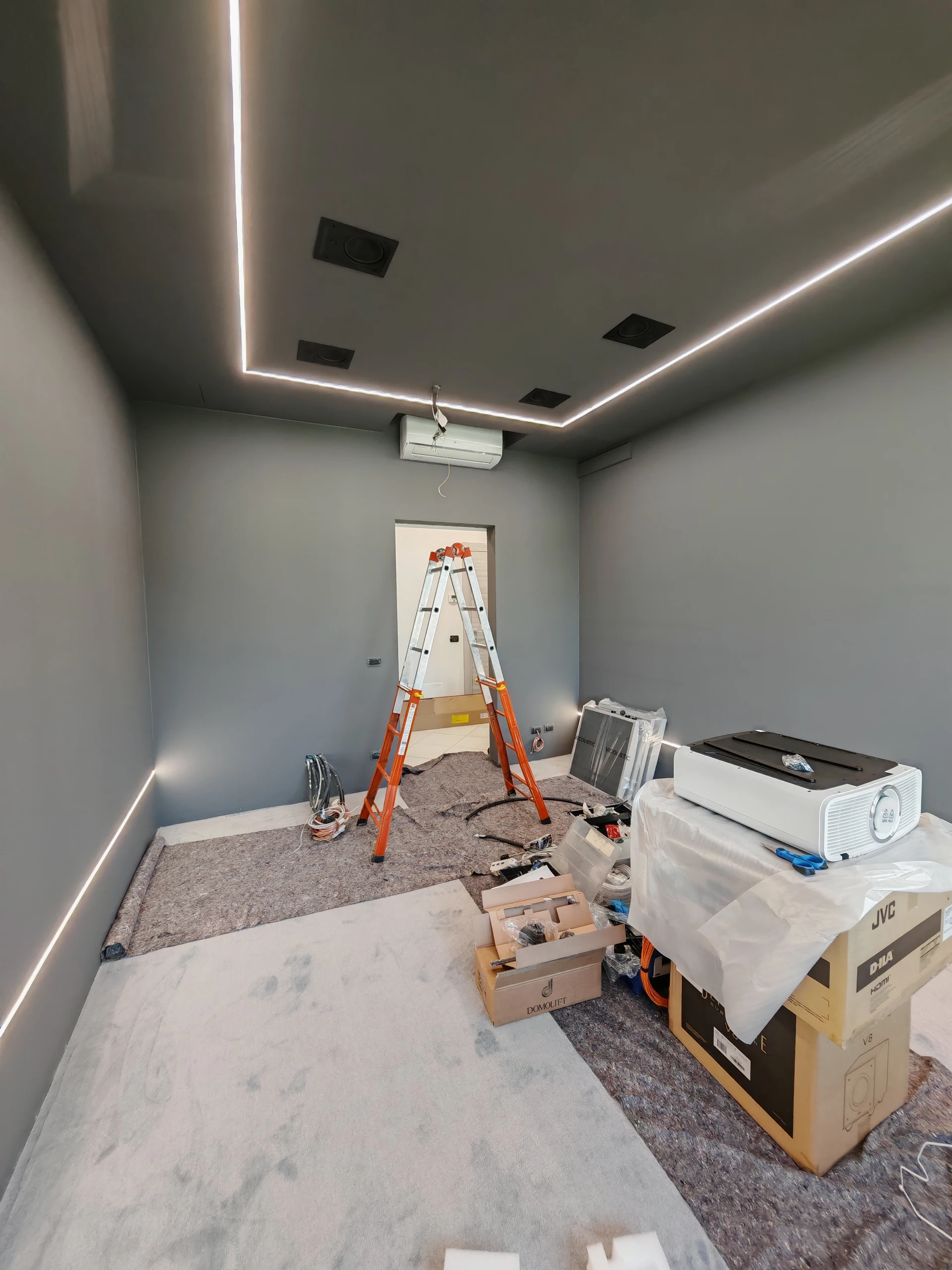 Fase di lavorazione: Sala di Volpiano durante le lavorazioni, con scala, materiali e predisposizioni audio a soffitto.