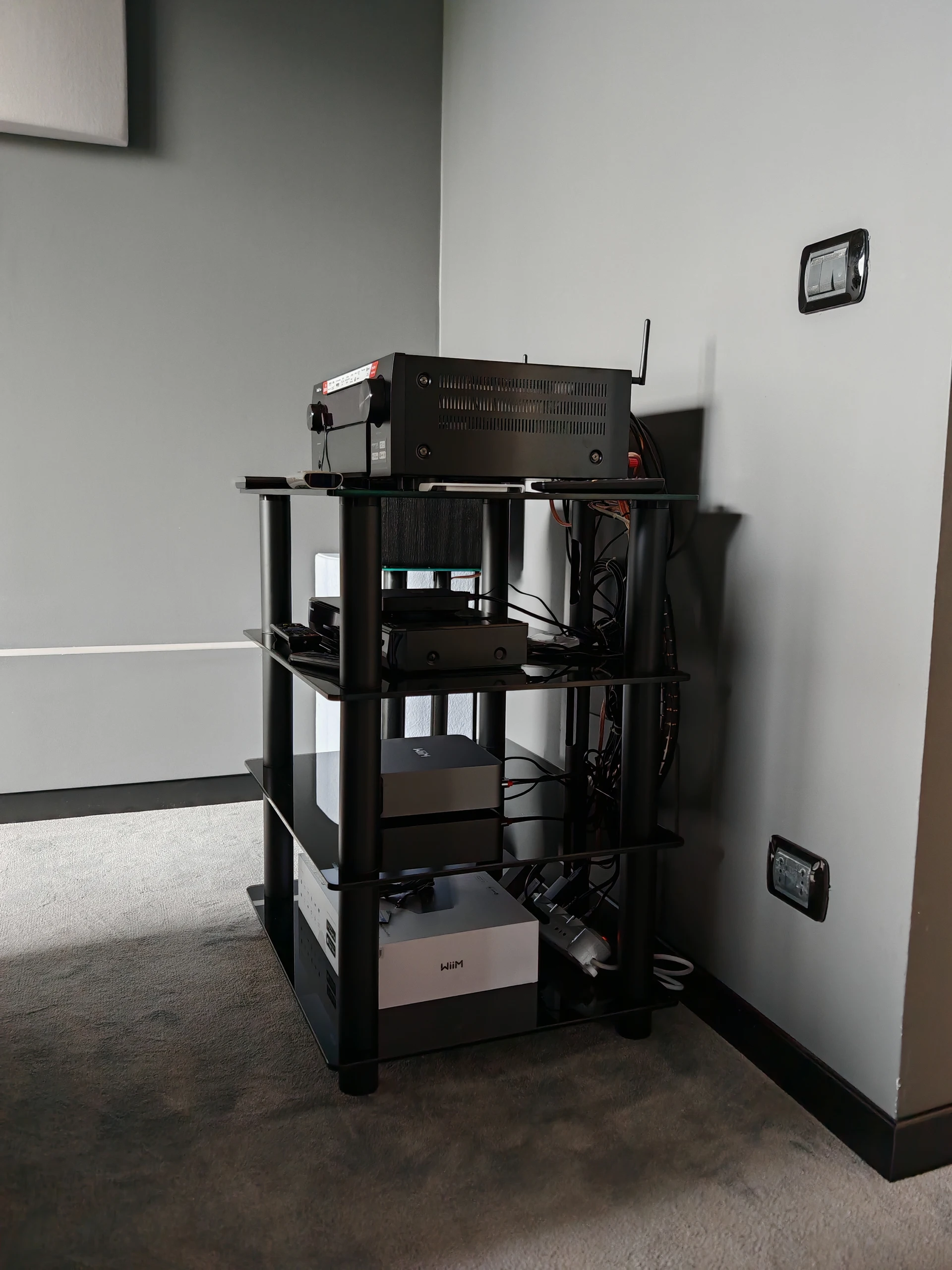 Rack delle elettroniche della sala di Volpiano con amplificazione, sorgenti e cablaggi.